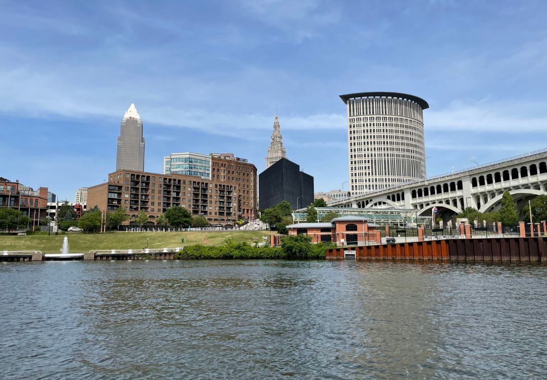 Cleveland se enfría drásticamente entre viento y lluvia