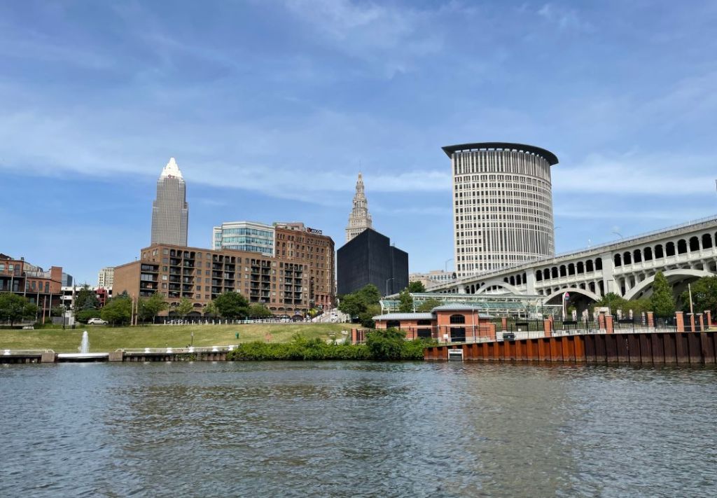 Cleveland bajo calor y humo