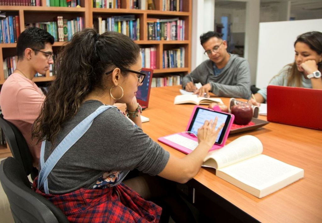 Esperanza Cleveland entregará más de $100 000 en becas universitarias