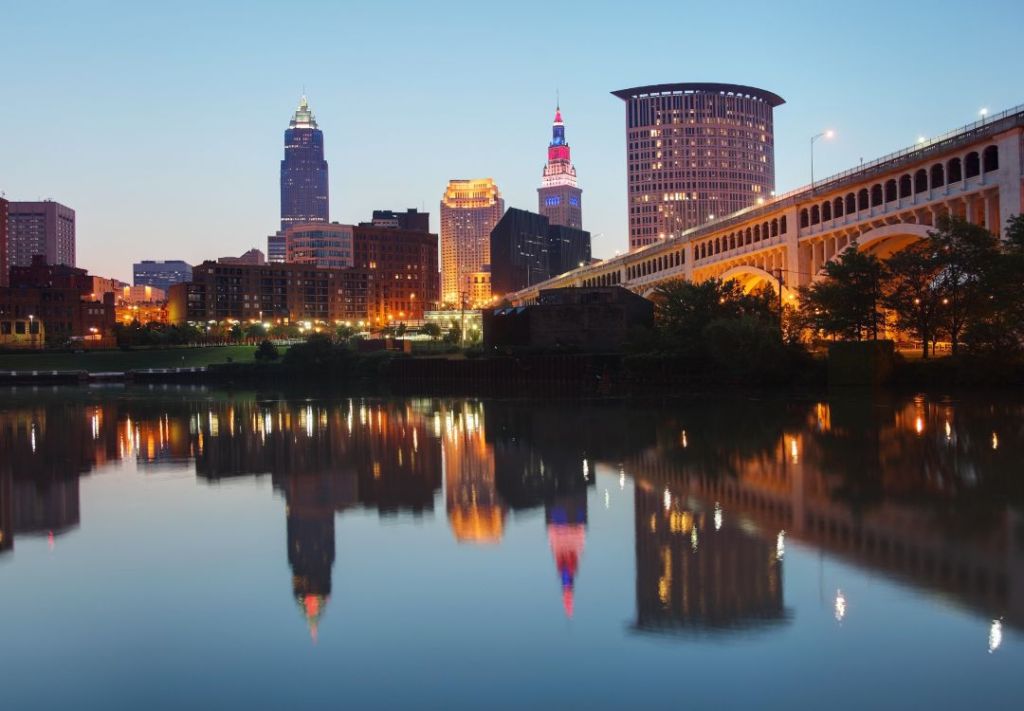 Cleveland enfrenta tormentas eléctricas en el inicio del otoño