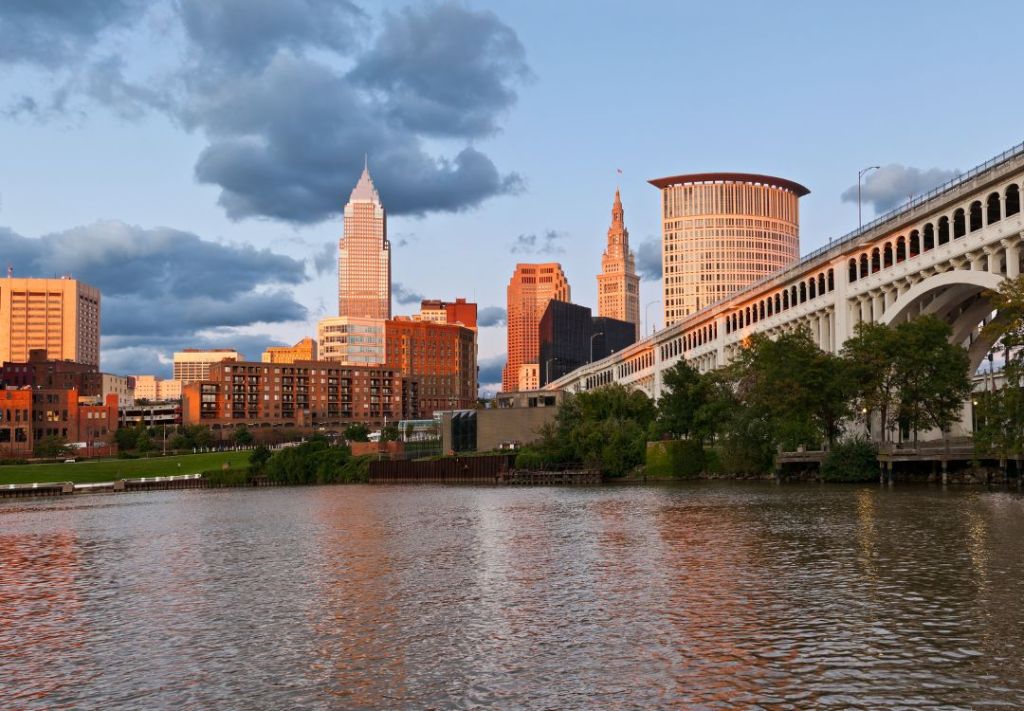 Vientos fuertes y lluvias aisladas enfrían a Cleveland