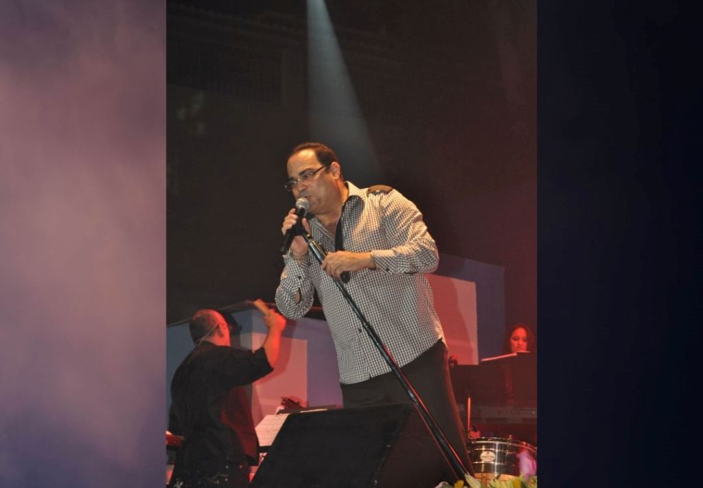 Gilberto Santa Rosa brilla en premios iHeartRadio Fiesta Latina 2025