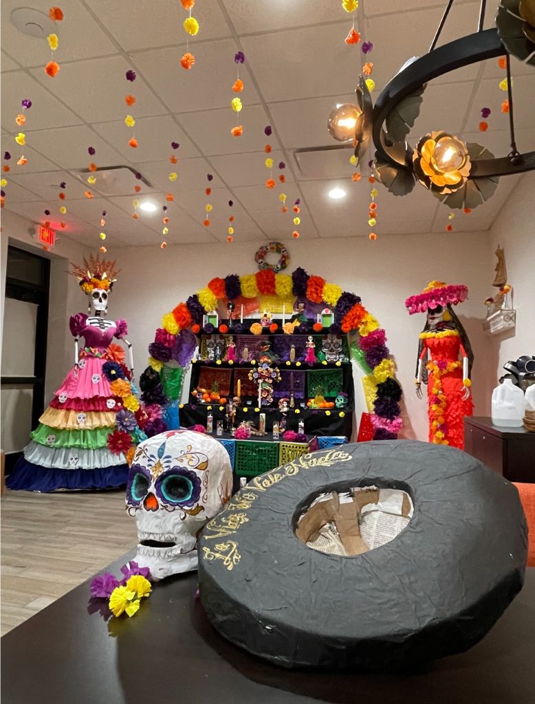 HOLA Ohio honra Día de Muertos con altar comunitario