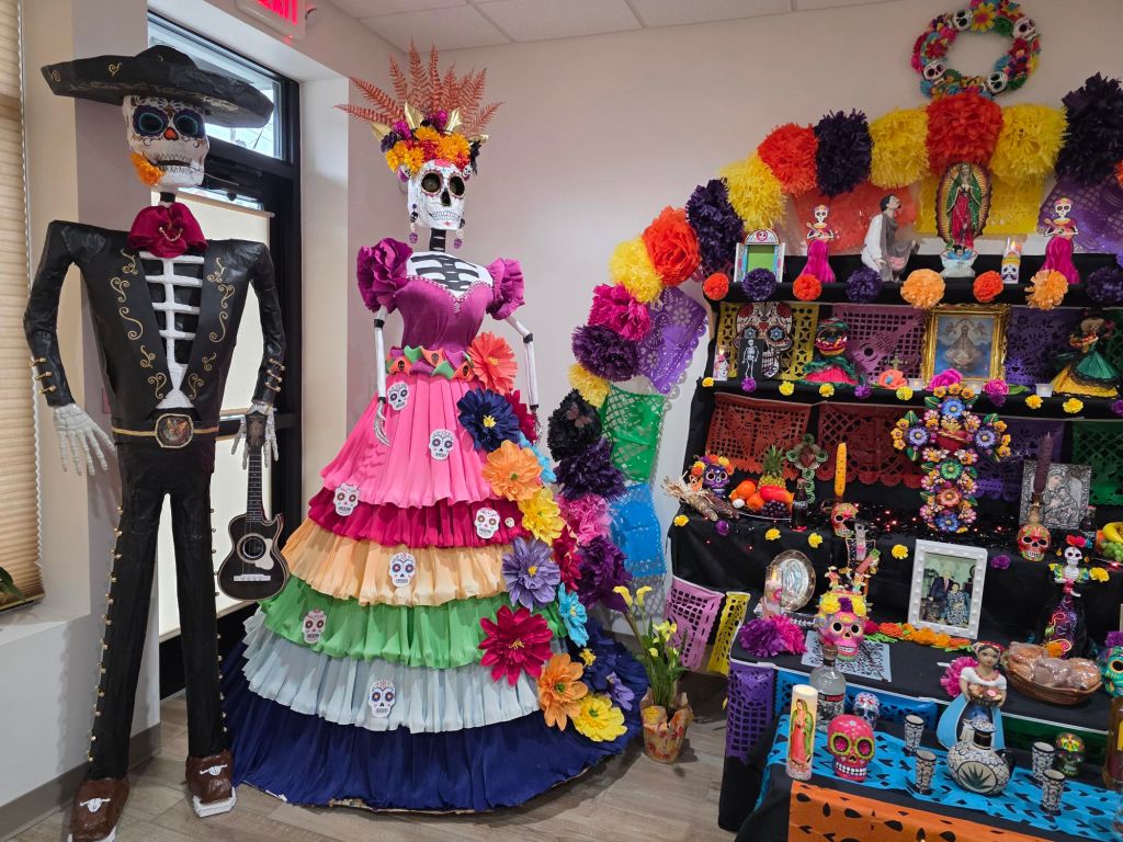 HOLA Ohio honra Día de Muertos con altar comunitario
