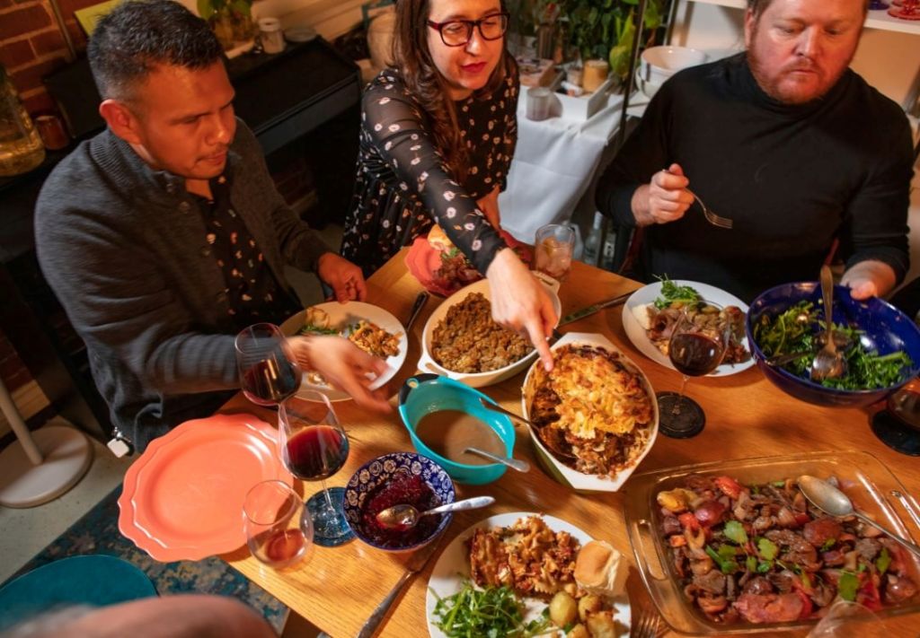 Este sábado: Centro Julia De Burgos y MQA+ celebran “Friendsgiving”