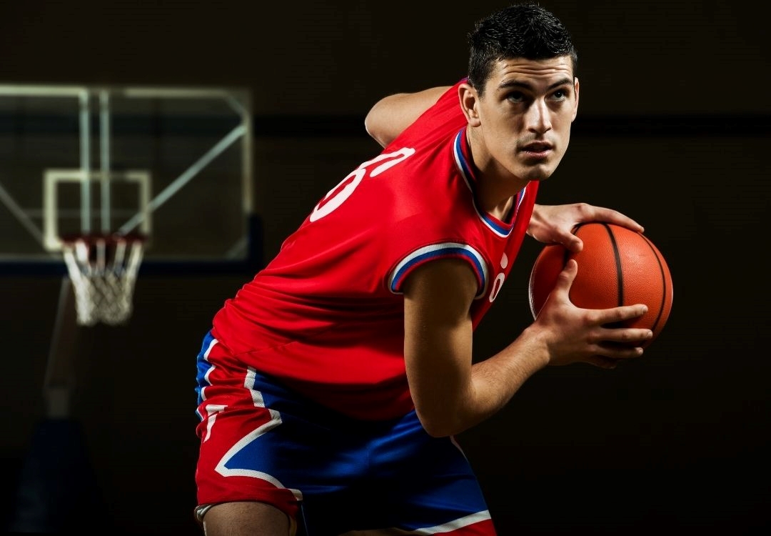 Broncos contra Zips en duelo de baloncesto masculino este sábado