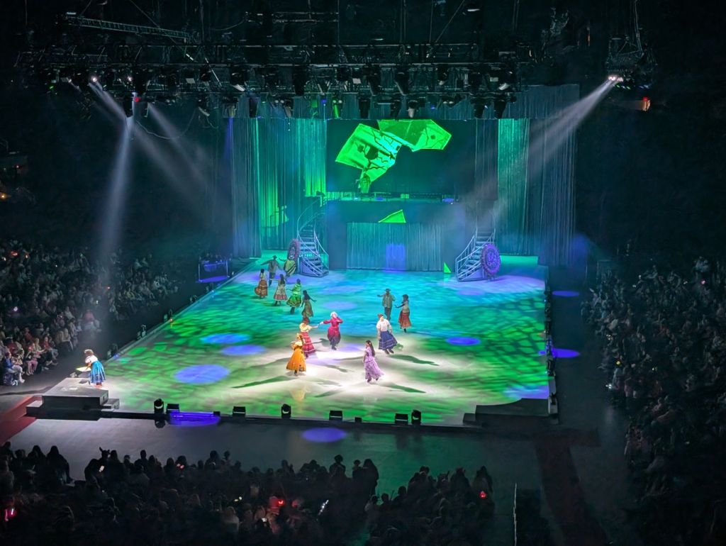 Familias hispanas disfrutan de “Disney On Ice” con La Mega Cleveland