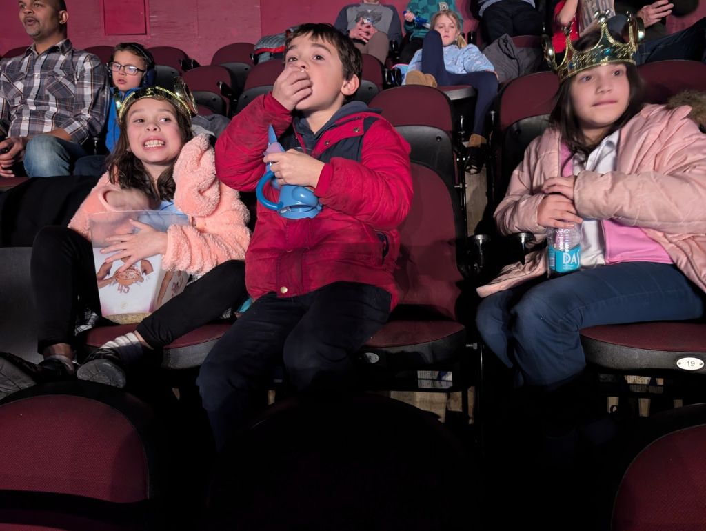 Familias hispanas disfrutan de “Disney On Ice” con La Mega Cleveland