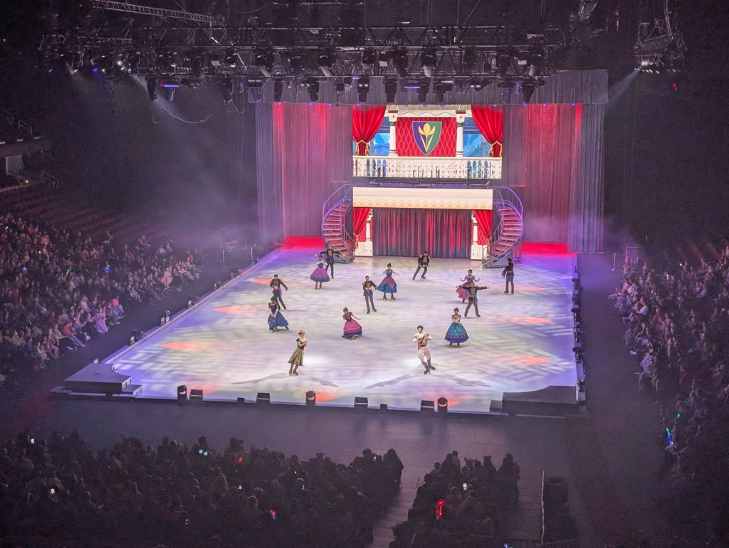 Familias hispanas disfrutan de “Disney On Ice” con La Mega Cleveland