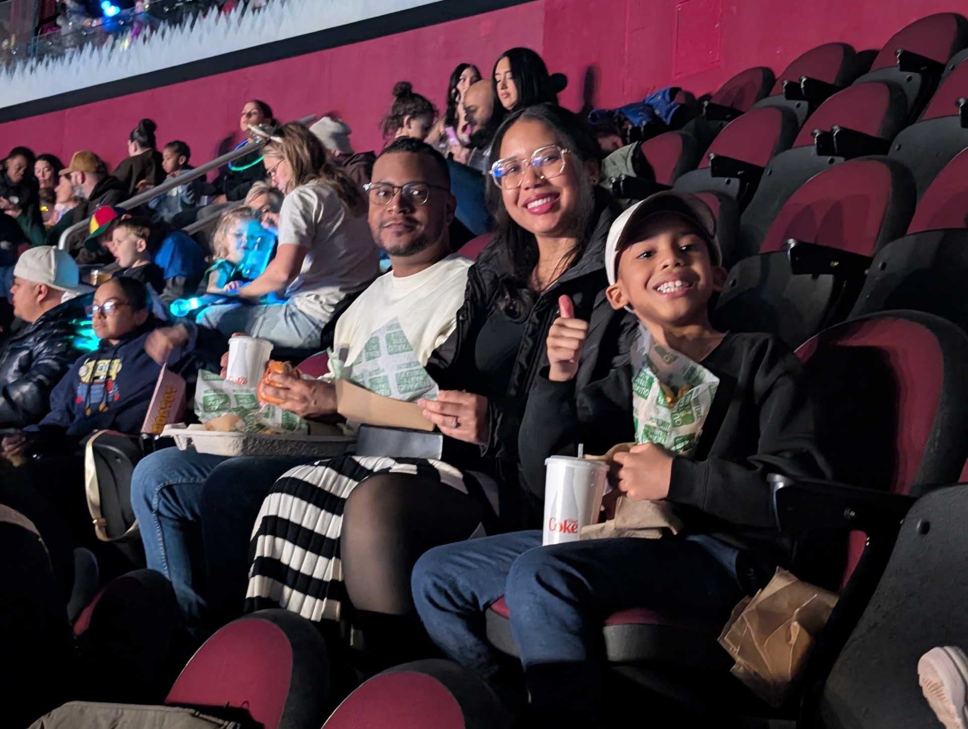 Familias hispanas disfrutan de “Disney On Ice” con La Mega Cleveland