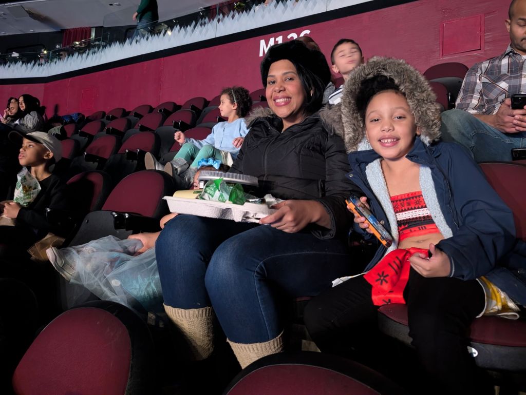 Familias hispanas disfrutan de “Disney On Ice” con La Mega Cleveland